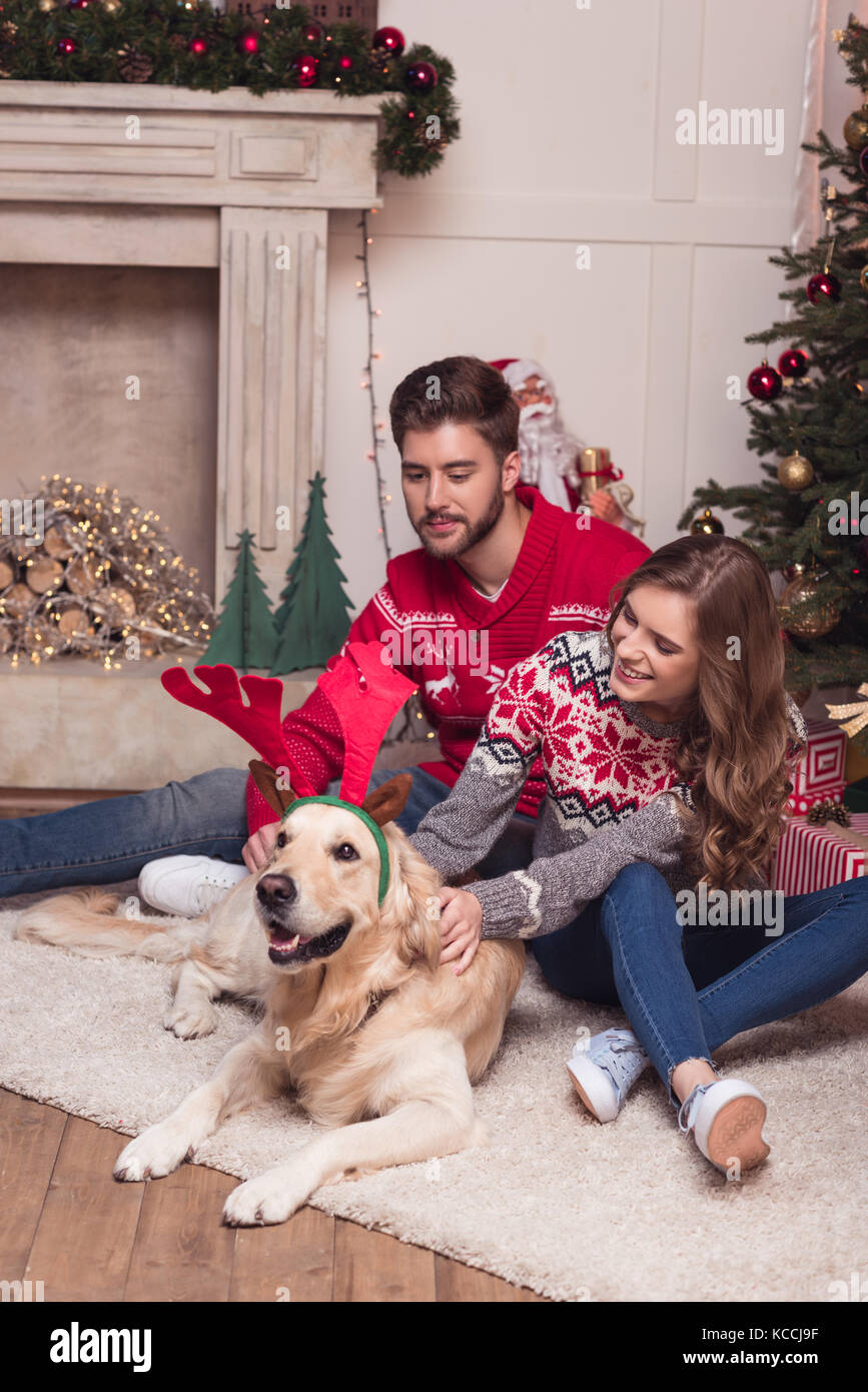 Pareja con perro en navidad Fotografía de stock - Alamy