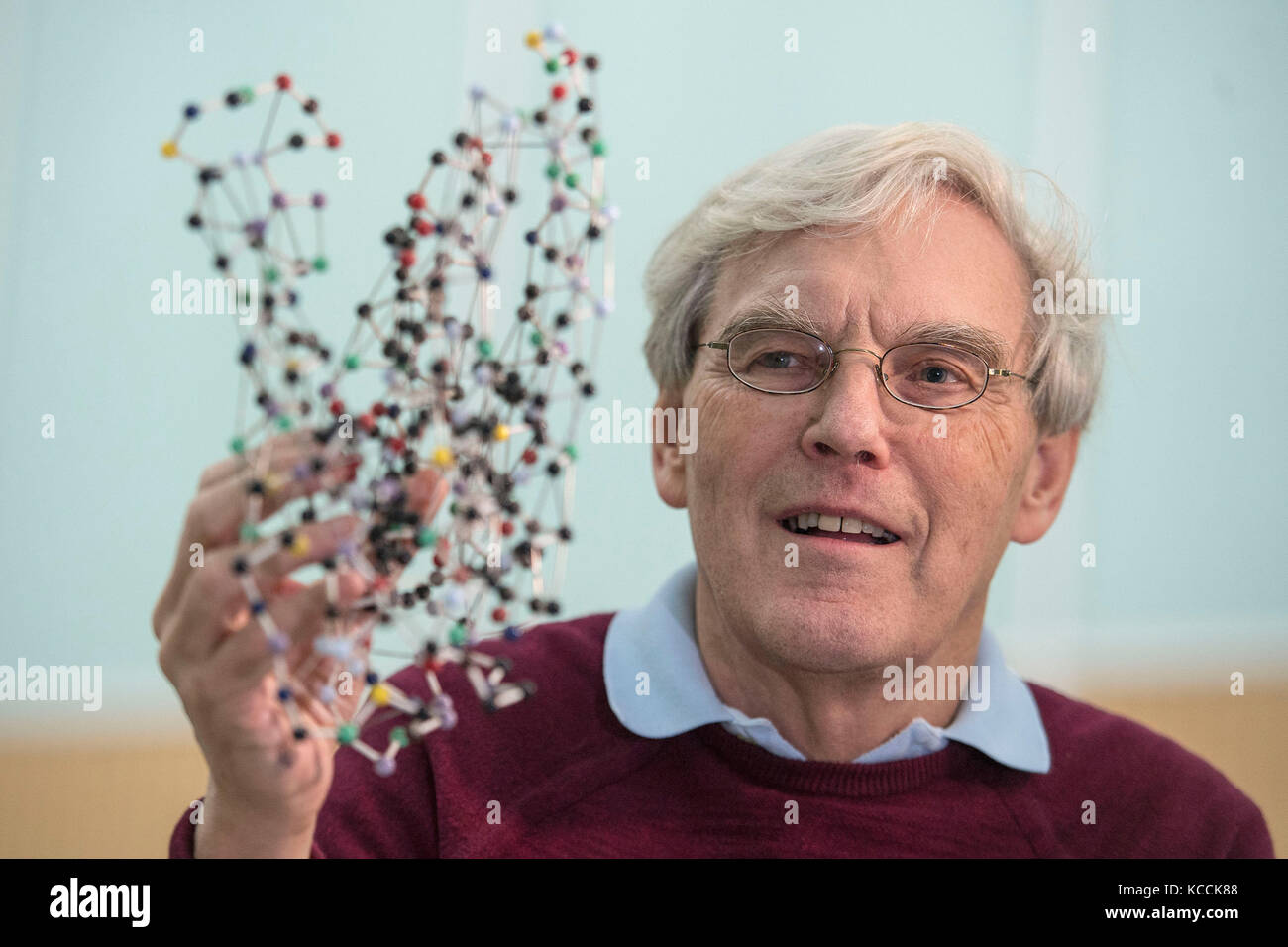 Richard Henderson, que es uno de los tres científicos que han compartido el Premio Nobel de Química 2017 por mejorar las imágenes hechas de moléculas biológicas, mira un modelo de bacteriorhodopsina, mientras habla en el Laboratorio de Biología Molecular de Cambridge, donde trabaja. Foto de stock