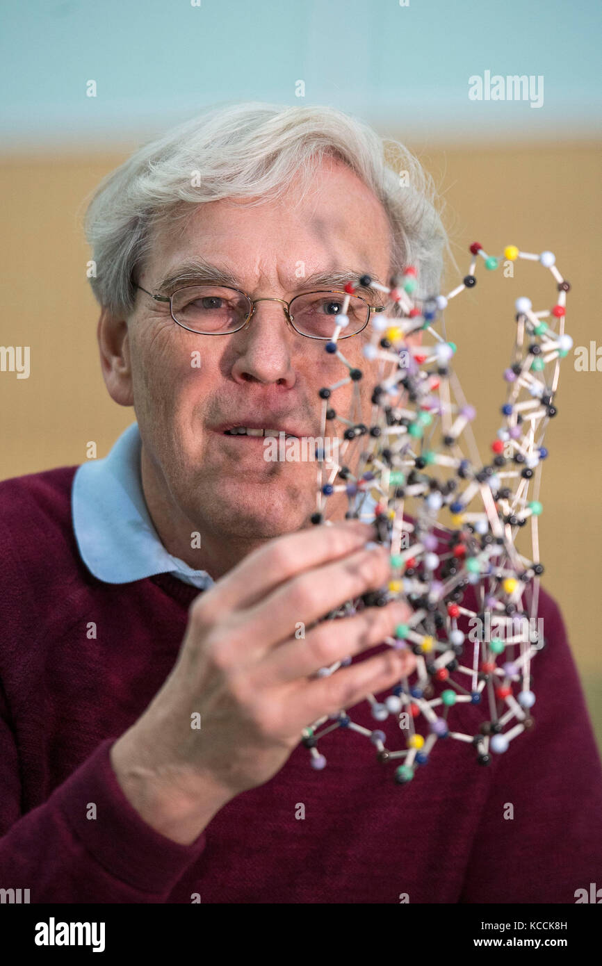 Richard Henderson, que es uno de los tres científicos que han compartido el Premio Nobel de Química 2017 por mejorar las imágenes hechas de moléculas biológicas, mira un modelo de bacteriorhodopsina, mientras habla en el Laboratorio de Biología Molecular de Cambridge, donde trabaja. Foto de stock