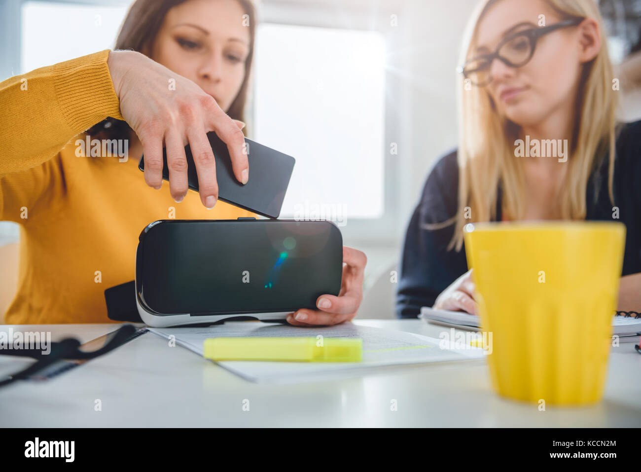 Dos mujer de negocios trabajando juntos en la oficina y probar gafas de realidad virtual Foto de stock