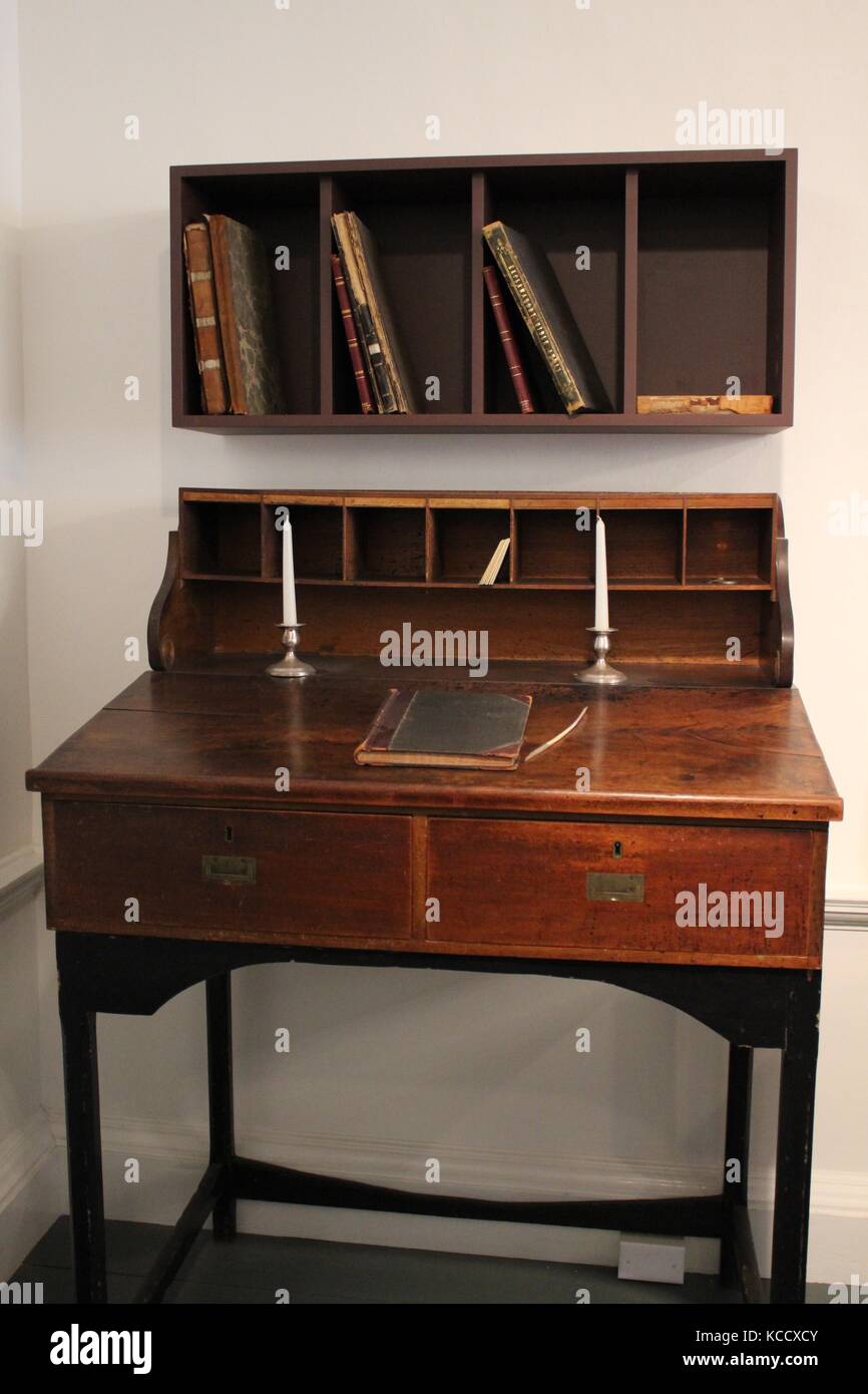 Un escritorio en la pantalla con velas y libros y un lugar para escribir  Fotografía de stock - Alamy