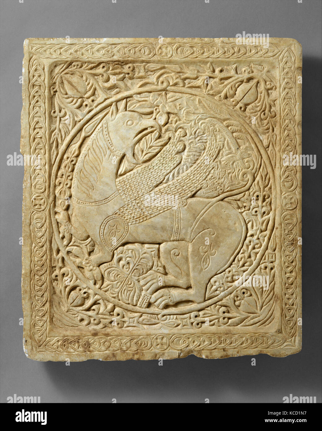 Panel con un Griffin, 1250-1300, realizado en Grecia o en los Balcanes (posiblemente), bizantina, mármol, total: 23 1/2 x 20 1/2 x 2 9/16 Foto de stock