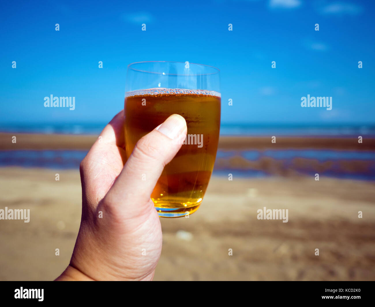 Copa de té en verano en la playa Foto de stock