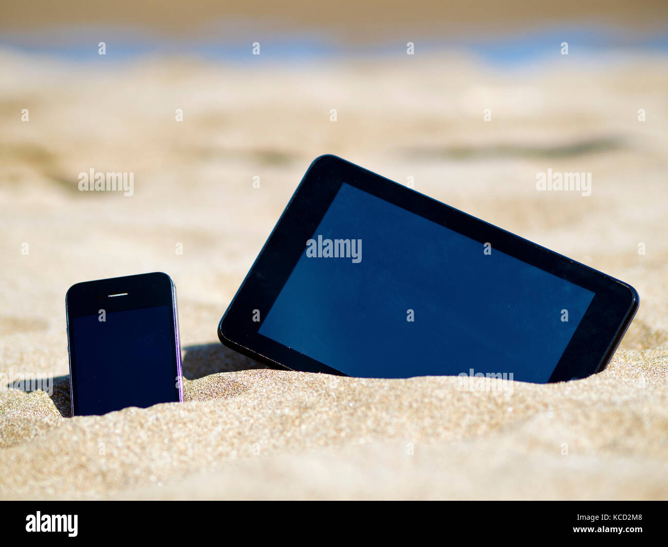 Dos smart phone en verano en la playa Foto de stock