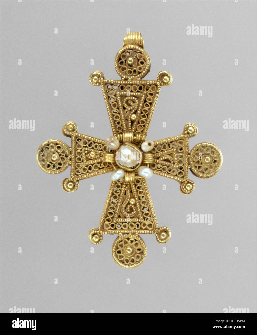 Cruz con perlas, 1200-1400, bizantina, oro y perlas, en general: 1 7/8 x 1  3/16 x 1/4 in. (4,8 x 3 x 0,7 cm), Metalwork-Gold Fotografía de stock -  Alamy