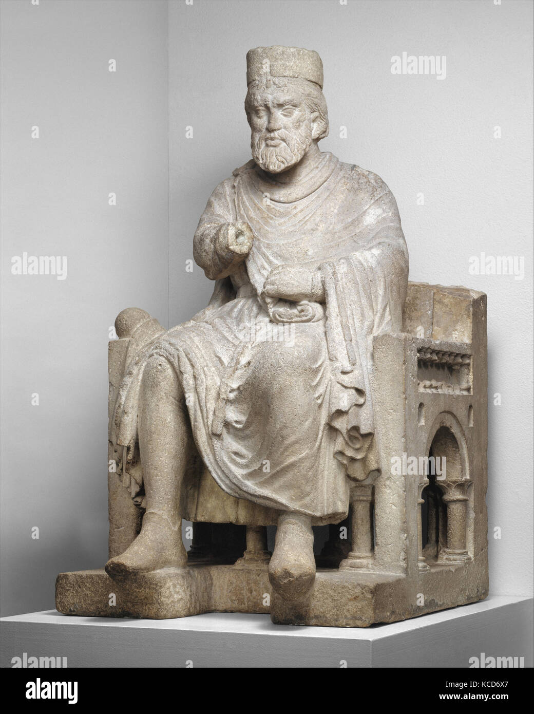 Escultura de un Rey entronizado, ca. 1230-35, hecha en Lombardía o Véneto, Italia, el norte de Italia, piedra caliza, total: 39 1/2 x 23 1 Foto de stock