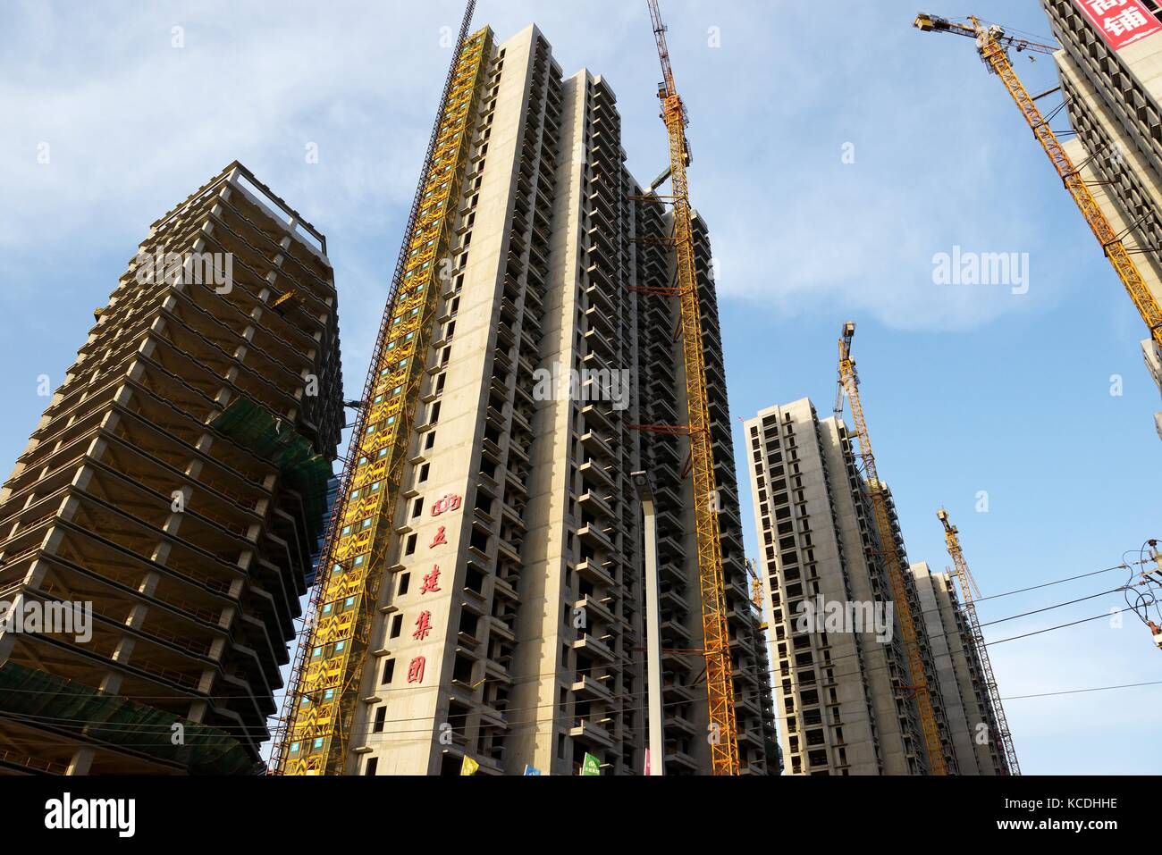 Ciudad de Taiyuan, Shanxi, China. nuevo y en construcción de bloques de apartamentos de gran altura, algunos alojamientos son propiedad del sector privado ventures Foto de stock