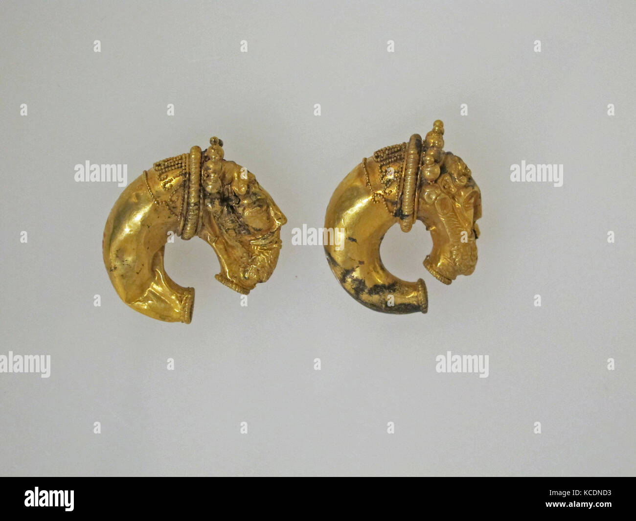 Aretes con cabeza de hombre, oro, Otros: 1 1/8" x 9/16" x 1 1/4". (2,9 × 1,4 × 3,1 cm), oro y plata Foto de stock