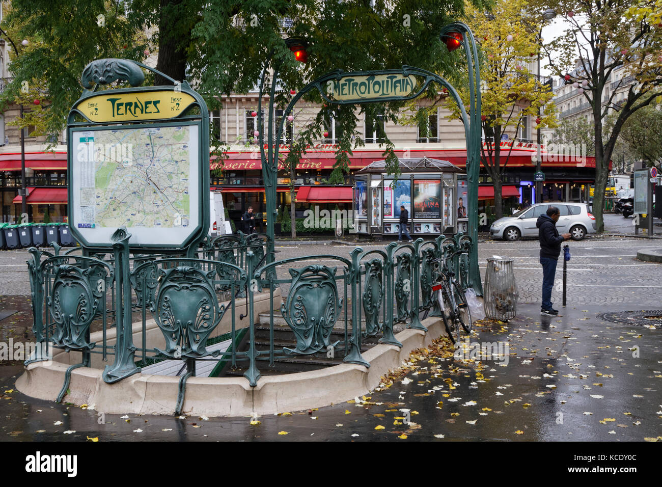 PARÍS, FRANCIA, 15 de noviembre de 2016 : Estación de metro en Place des Ternes. El metro de París es conocido por su densidad dentro de los límites de la ciudad y su una Foto de stock
