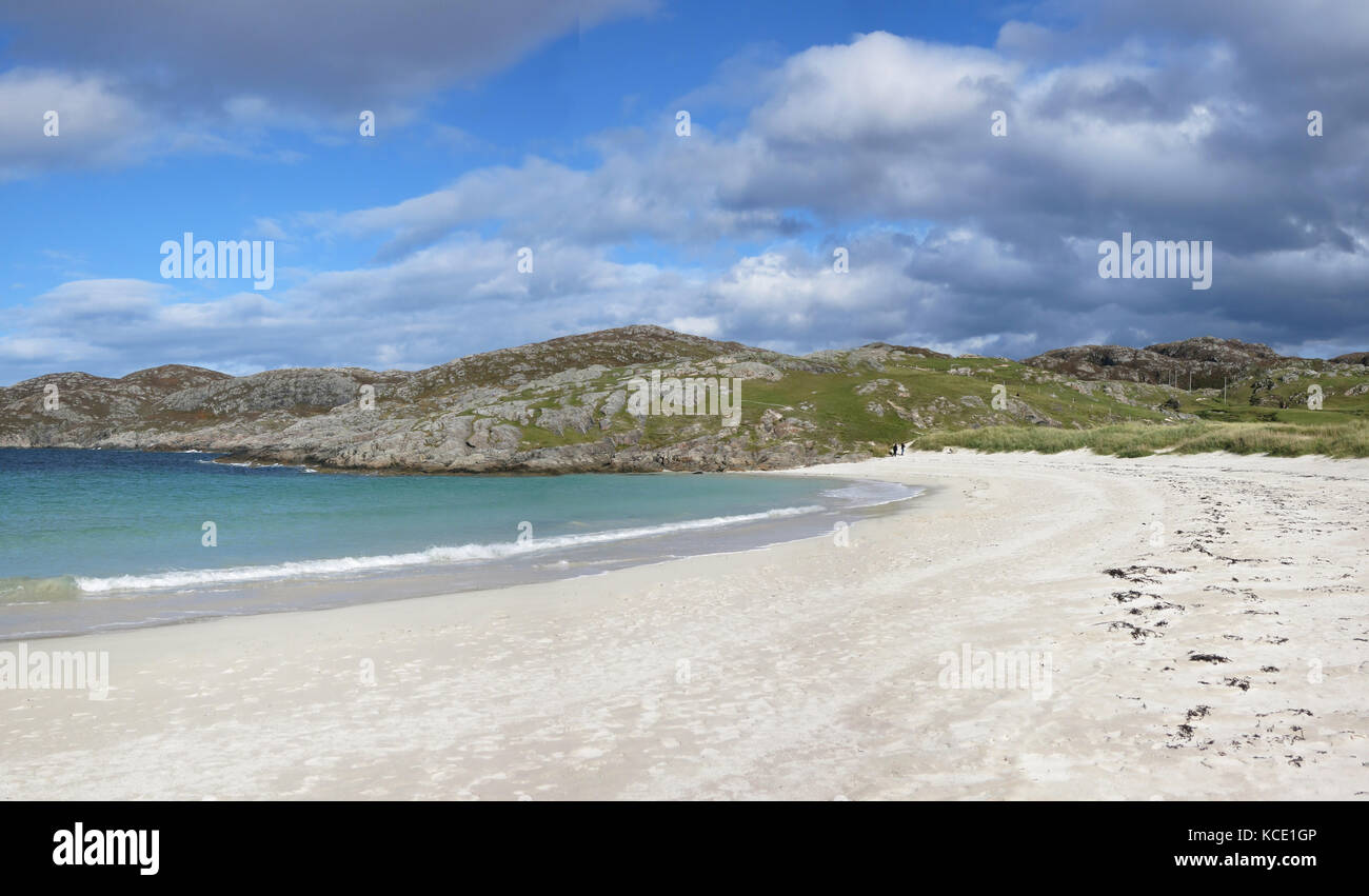 La prístina y desierta bahía de arena blanca en la playa de Achmelvich, cerca de Lochinver en el noroeste de Escocia, Reino Unido Foto de stock