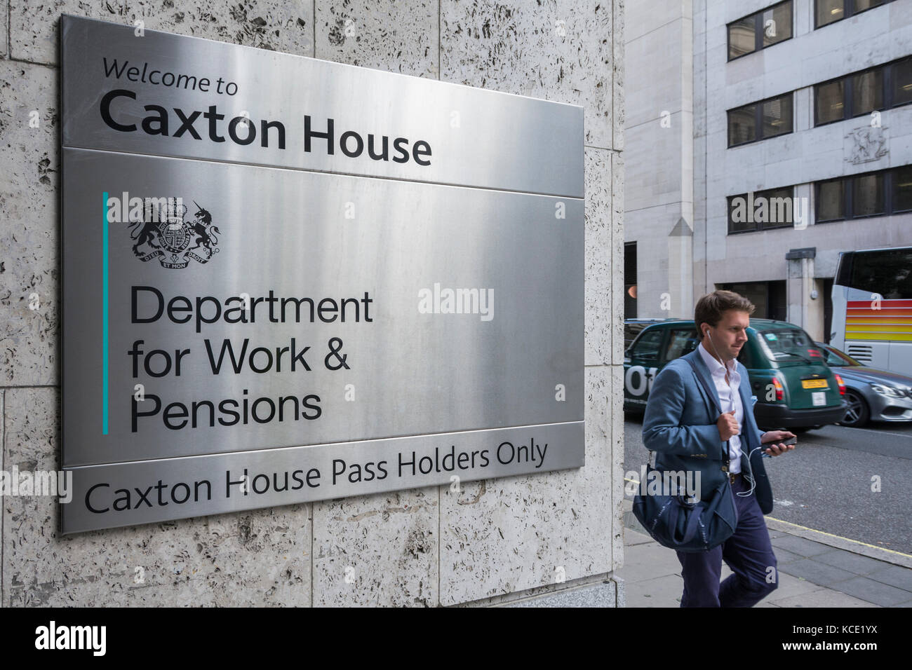 Señalización fuera de la entrada a Caxton House en el Departamento de Trabajo y Pensiones (DWP), Tothill Street, Londres, SW1, Inglaterra, REINO UNIDO Foto de stock