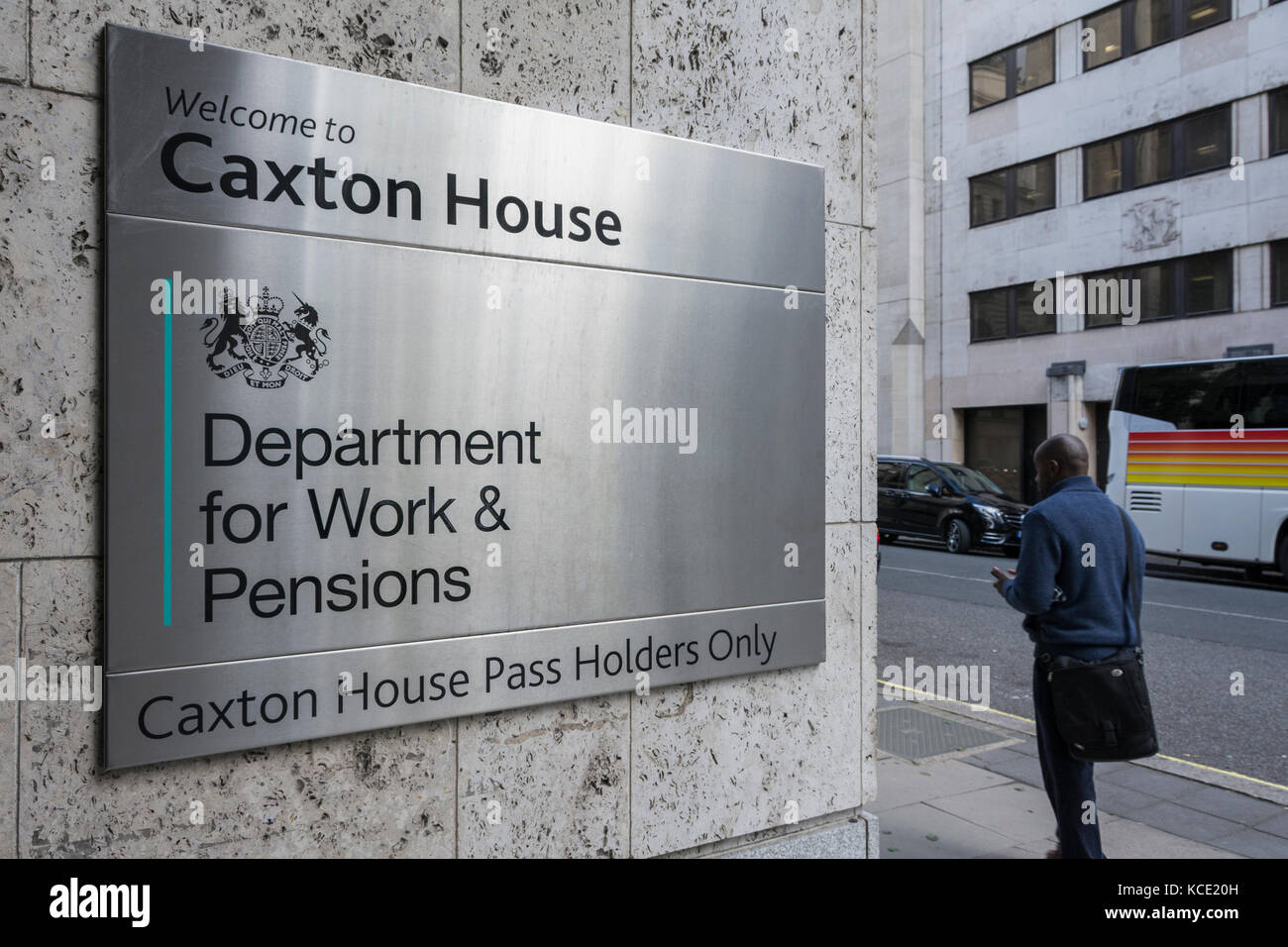 Firmar fuera Caxton House en el Departamento de Trabajo y Pensiones (DWP), en Tothill Street, London, UK Foto de stock