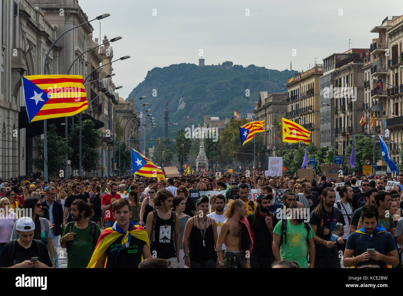 España, Barcelona - 03 de octubre de 2017 protesta pacífica contra la ley de violencia durante el referéndum de independencia de Cataluña. Foto de stock