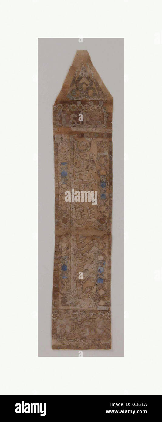 Corte de Papel, siglo 10, realizado en Egipto, Papel; recorte, 1 1/2" x 7 3/4 pulg. (3,8 x 19,7 cm), códices Foto de stock