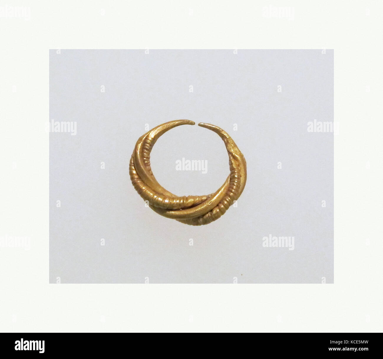 Arete, Etruscas, oro, otros: 9/16 x 1/8 x 9/16 in. (1,5 × 0,4 × 1,4 cm), el oro y la plata, abra el anillo de cables trenzados Foto de stock