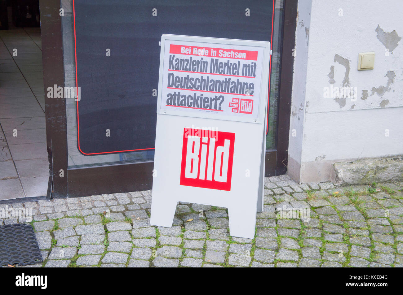 Periódico bild cartel con headline kanzlerin merkel mit deutschlandfahne attackiert? En kurort oybin, Alemania, 19 de septiembre de 2017. Foto de stock