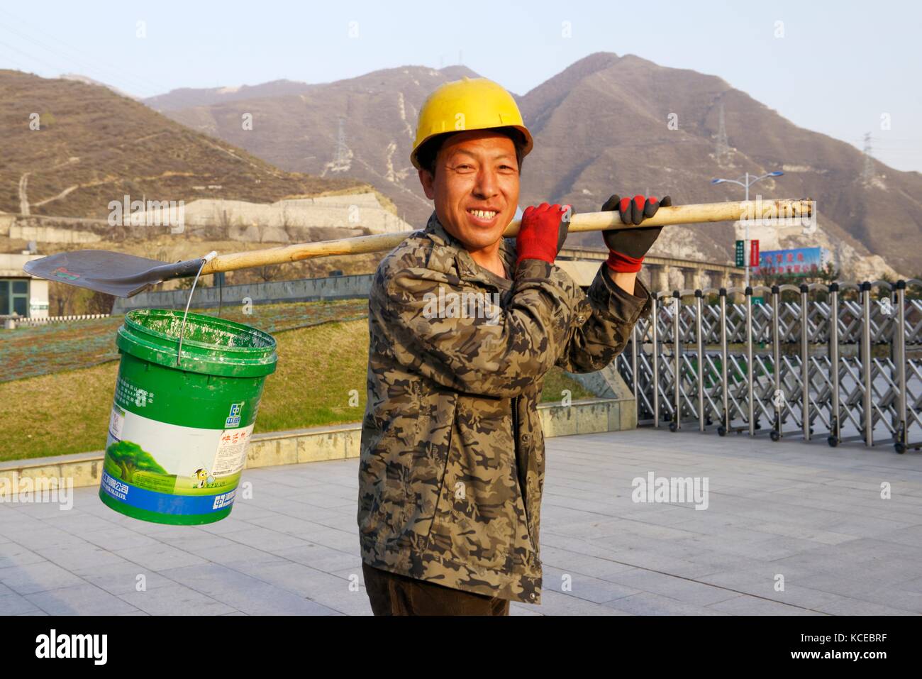 Obrero obrero al final del turno de carbón ultra moderna planta de energía de 1.320 megavatios de tonghua xuangang power station en yuanping, Shanxi, china Foto de stock