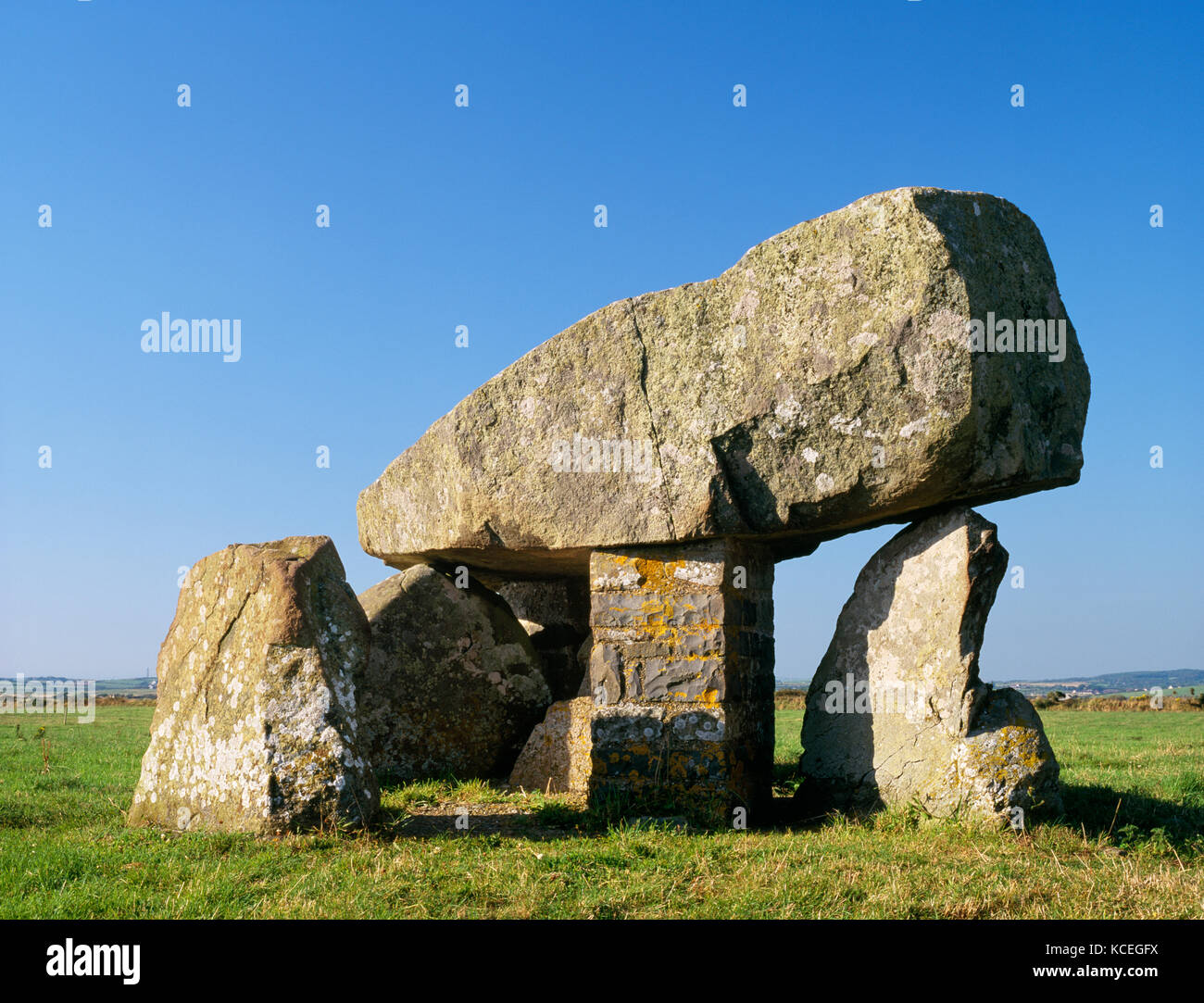 Ty Newydd cámara mortuoria, las ruinas del neolítico tumba septadas, Isla de Anglesey. Las piedras de la cámara mortuoria originalmente estaban cubiertos por un mojón. Foto de stock