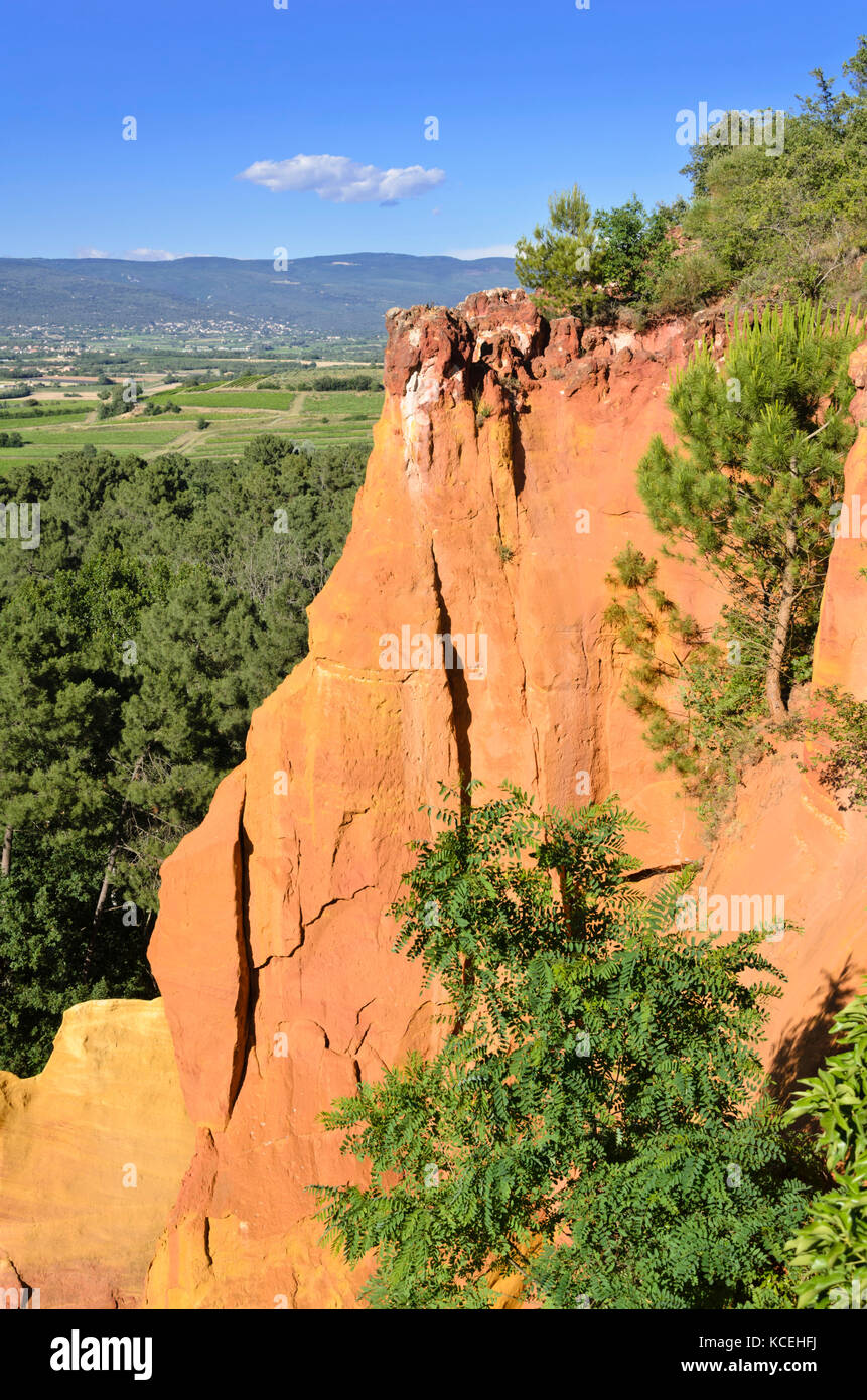 Rocas ocres, Rosellón, Provence, Francia Foto de stock