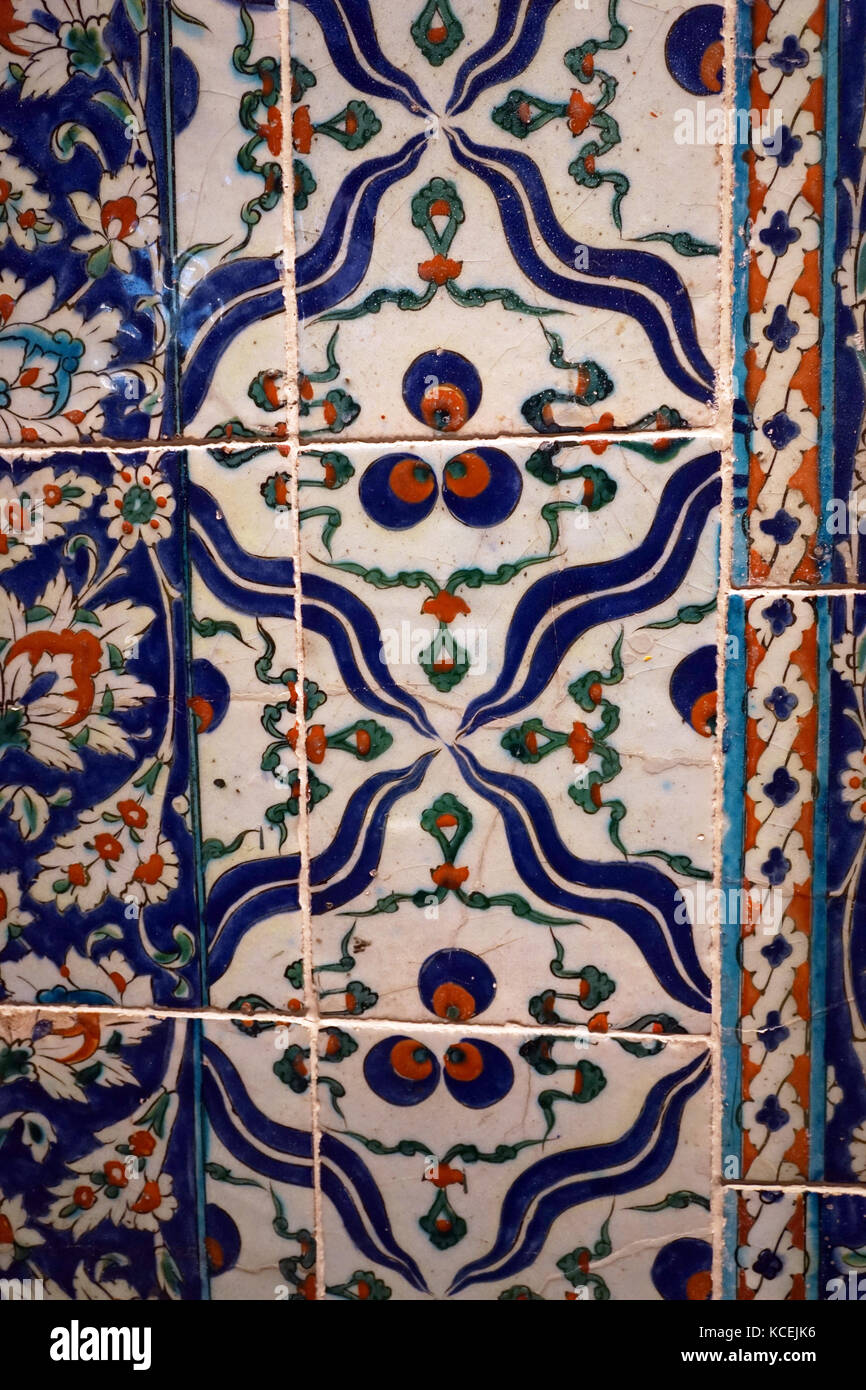 El otomano, azulejería Chimneypiece; probablemente desde Turquía, Estambul. Con fecha de 1731. Fritware con bajo-esmalte decoración Foto de stock