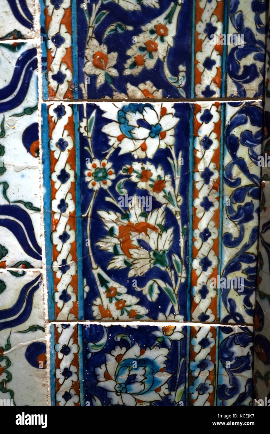 El otomano, azulejería Chimneypiece; probablemente desde Turquía, Estambul. Con fecha de 1731. Fritware con bajo-esmalte decoración Foto de stock
