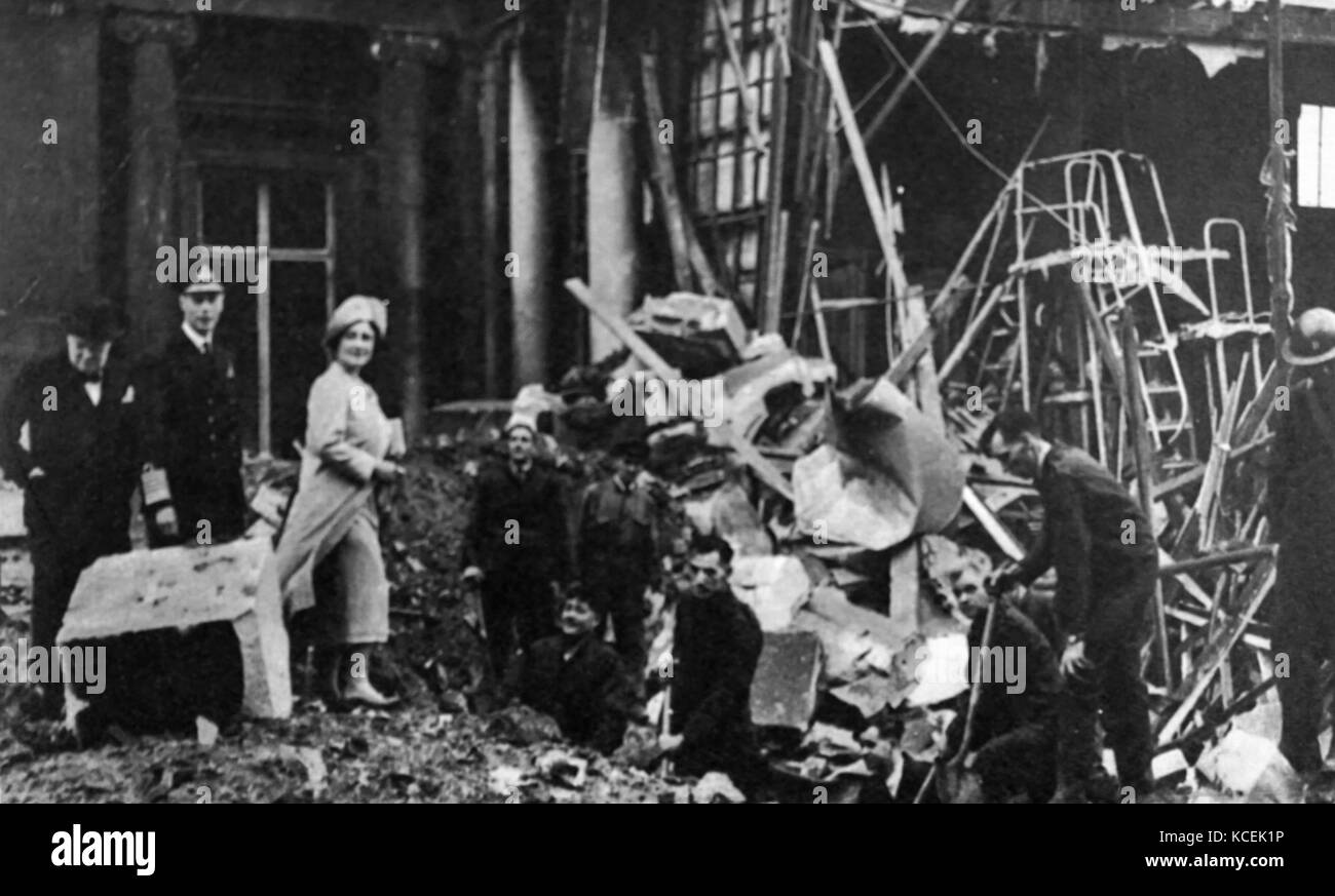 Fotografía del Rey George VI y la Reina Elizabeth, la Reina Madre, y el Primer Ministro Winston Churchill recorriendo el bombardeo del Palacio de Buckingham y el área dañada durante la Segunda