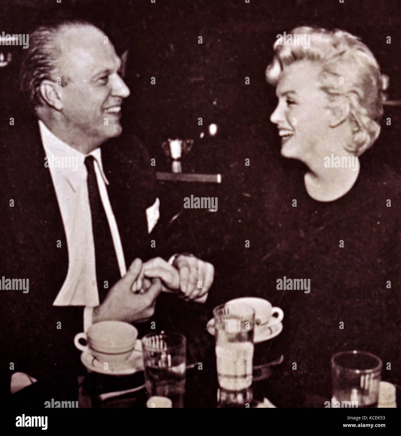 Fotografía de Marilyn Monroe (1926-1962), una actriz, cantante y modelo, con Joshua Logan (1908-1988) una etapa americana y director de cine. Fecha Siglo XX Foto de stock