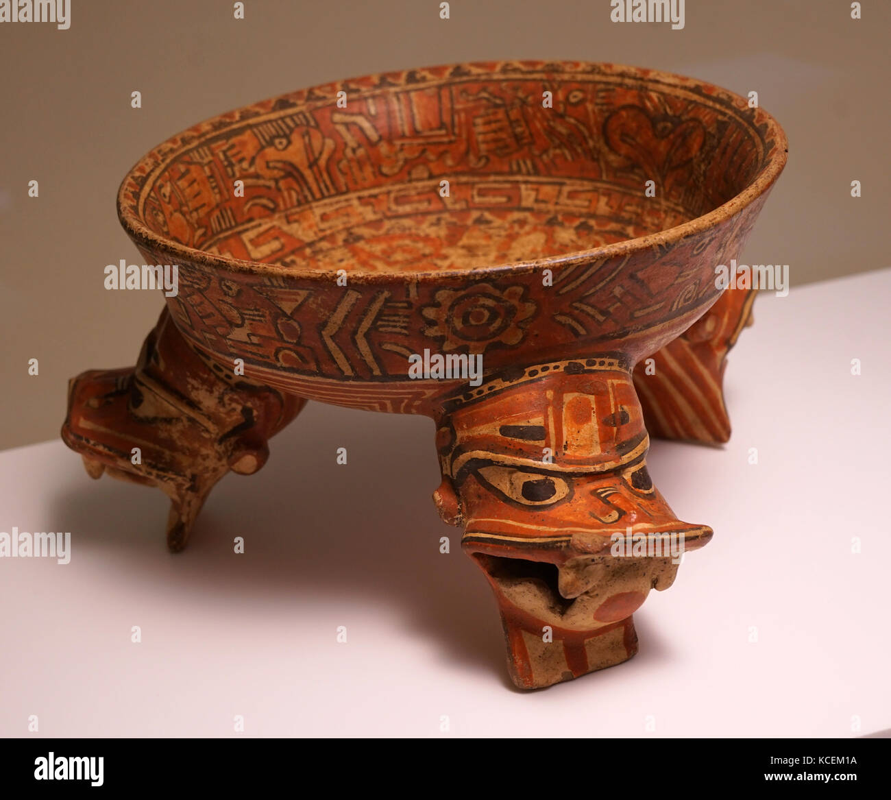 Vaso para trípode de cerámica con representaciones de felinos, desde Nicaragua. Fecha del siglo XIV. Foto de stock