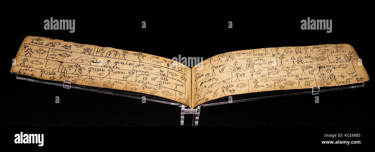 Páginas de un manuscrito Naxi. El manuscrito muestra tanto y Naxi Dongba geba silábica. Desde el suroeste de China. Fecha Siglo XI A.C. Foto de stock