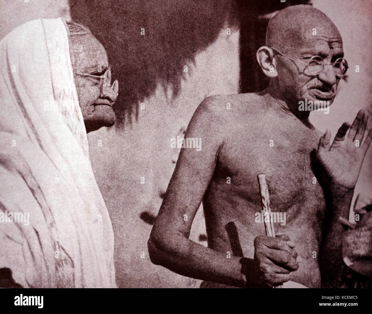 El Mahatma Gandhi y su esposa Kasturba en Sevagram, una aldea en el estado de Maharashtra, India. Era el lugar de Sevagram Mohandas Gandhi Ashram y su residencia desde 1936 hasta su muerte en 1948 Foto de stock
