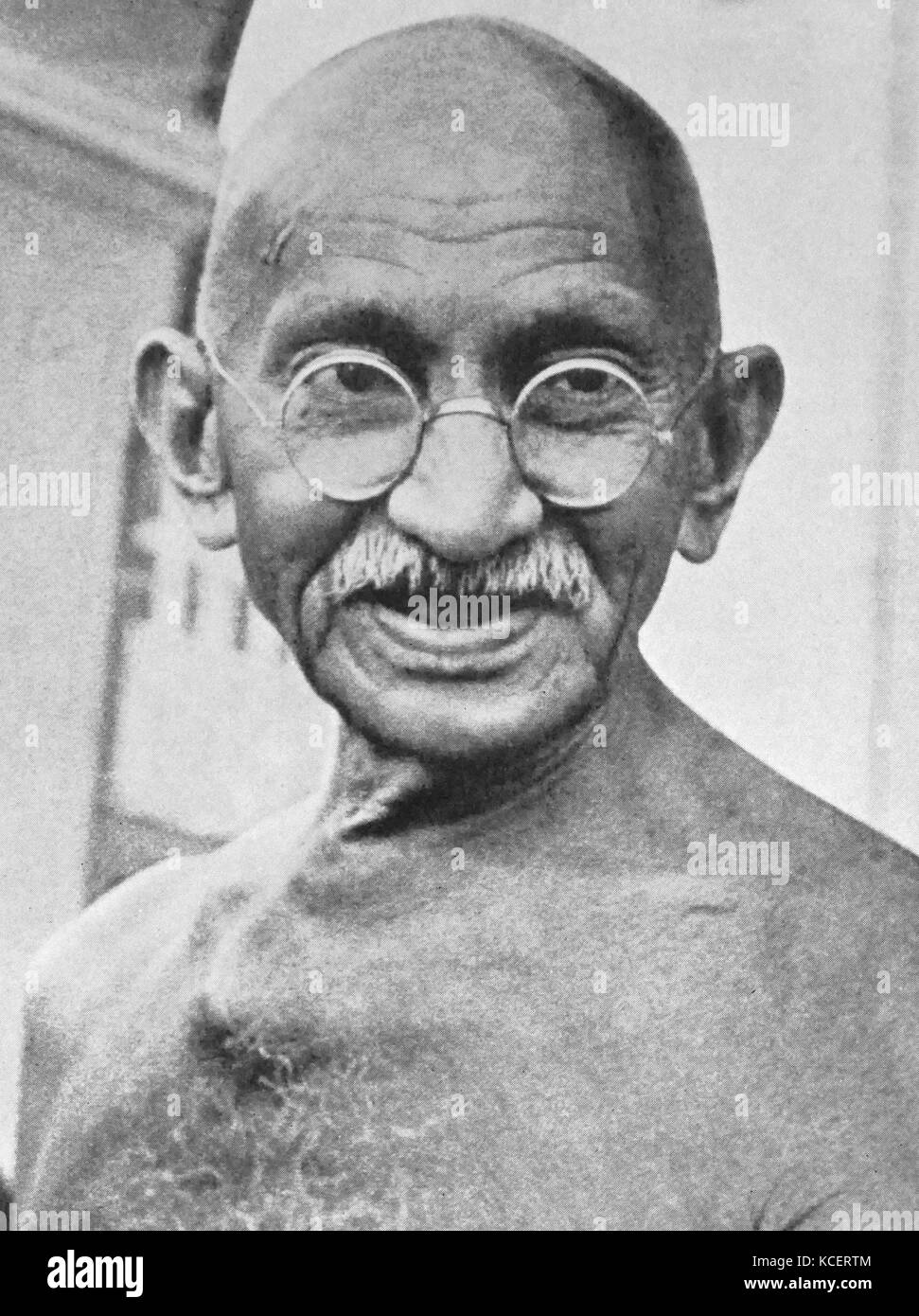 Mohandas Karamchand Gandhi (2 de octubre de 1869 - 30 de enero de 1948). Líder preeminente del movimiento de independencia de la India, en British-gobernó la India. Emplear la desobediencia civil no violenta, Gandhi condujo a la India a la independencia e inspiró los movimientos por los derechos civiles y la libertad en todo el mundo. Foto de stock