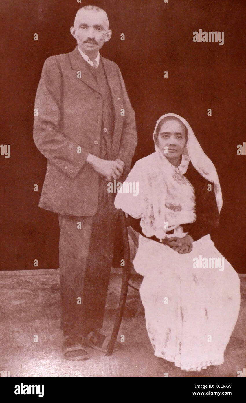 Mohandas Karamchand Gandhi con su esposa Kasturba 1913. Gandhi (2 de octubre de 1869 - 30 de enero de 1948), fue un destacado líder del movimiento de independencia de la India, en British-gobernó la India. Emplear la desobediencia civil no violenta, Gandhi condujo a la India a la independencia e inspiró los movimientos por los derechos civiles y la libertad en todo el mundo. Foto de stock