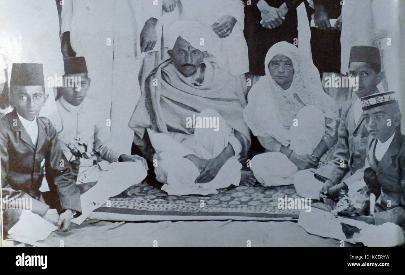 Mohandas Karamchand Gandhi, Kasturba en una recepción ofrecida en Ahmedabad, 1915. Gandhi (2 de octubre de 1869 - 30 de enero de 1948), fue un destacado líder del movimiento de independencia de la India, en British-gobernó la India. Emplear la desobediencia civil no violenta, Gandhi condujo a la India a la independencia e inspiró los movimientos por los derechos civiles y la libertad en todo el mundo. Foto de stock
