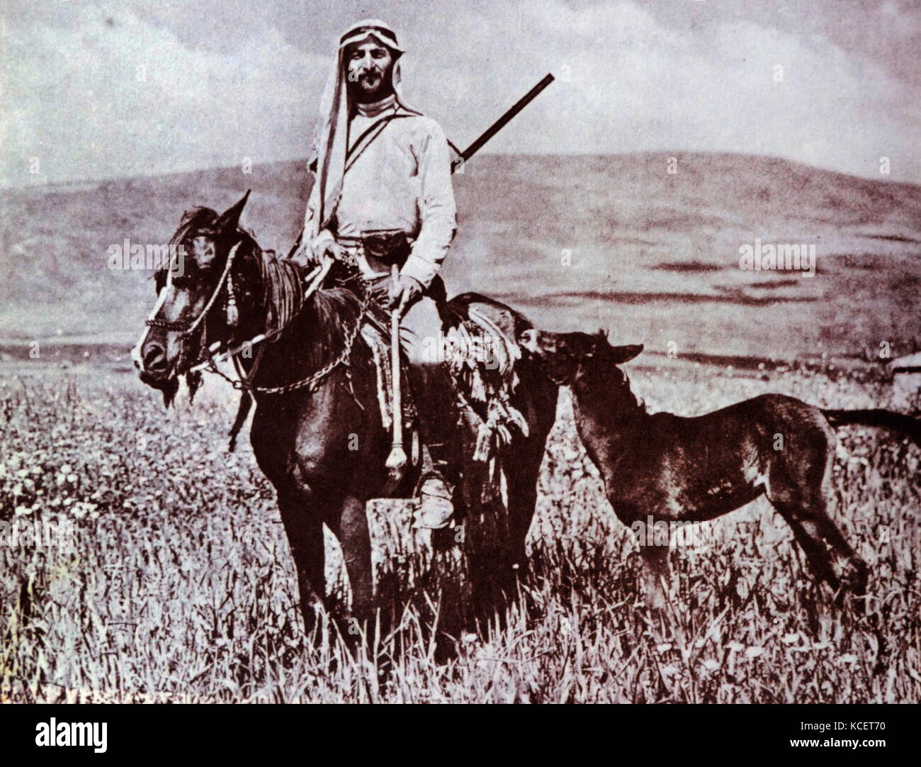 "A Homero" de colonos judíos en guardia lejos de proteger un pequeño asentamiento. Palestina, circa 1905 Foto de stock