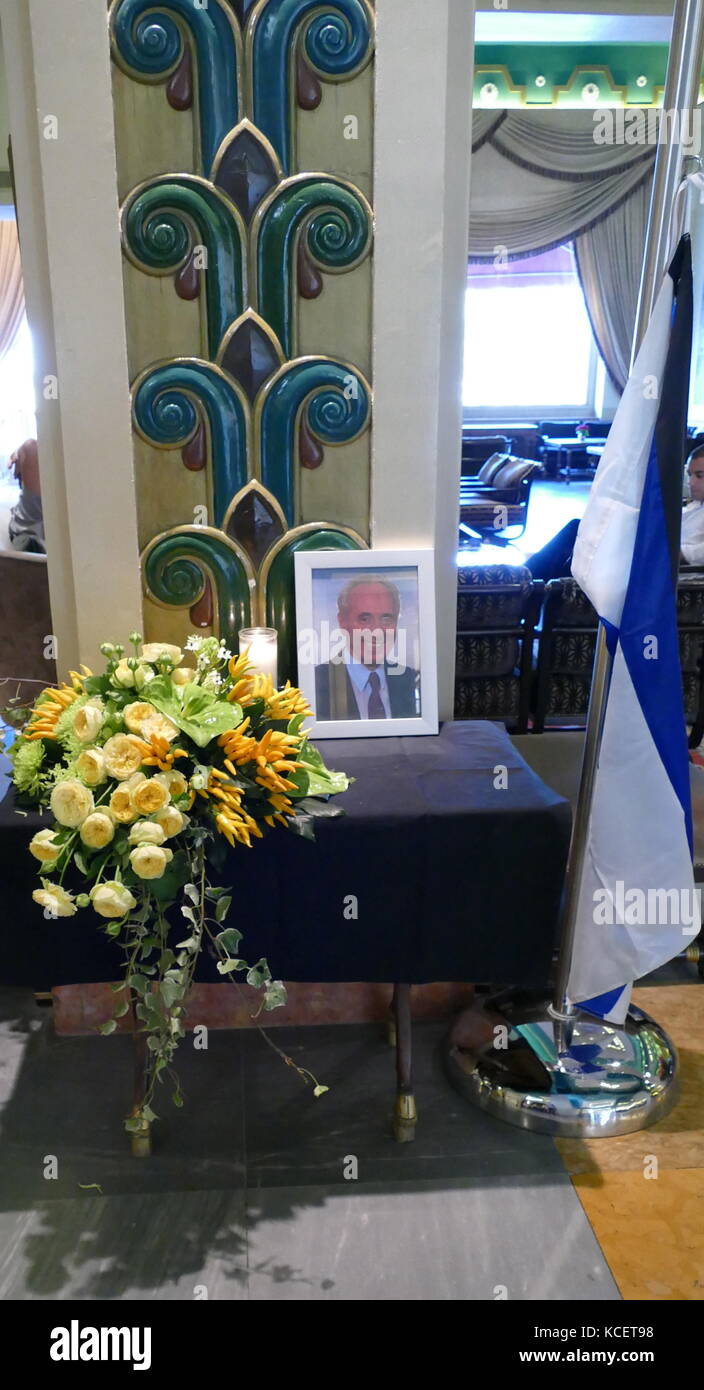 La bandera y el retrato como homenaje para el funeral del ex Primer Ministro israelí Shimon Peres; Hotel King David de Jerusalén, 2016 Foto de stock