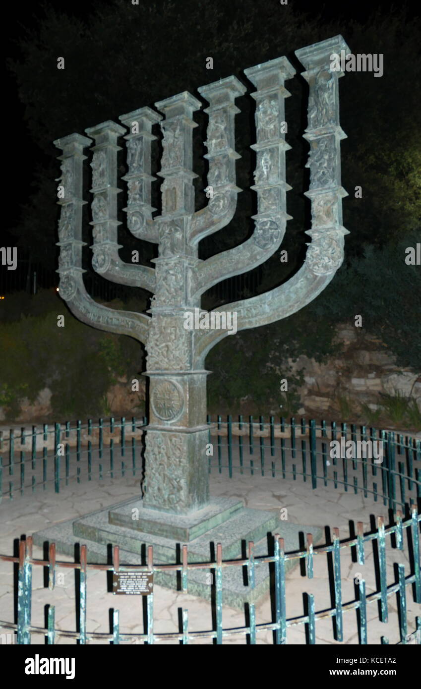 El Knesset Menorah Menorah de bronce, es un 4.30 metros de alto, 3,5