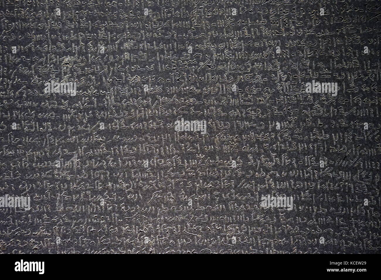 La piedra de Rosetta es una roca de estela, encontrado en 1799, inscrito con un decreto emitido en Menfis, Egipto, en 196 A.C. en nombre del Rey Ptolomeo V. En el decreto aparecen en tres secuencias de comandos:, la porción central se muestra aquí, es script demótica Foto de stock
