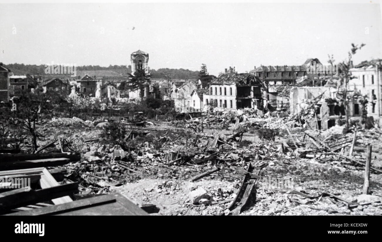 Segunda Guerra Mundial: la destrucción en la ciudad de Saint-Cyr, en el  oeste de Francia, durante la liberación de Francia de la ocupación alemana  en el verano de 1944. Fecha Siglo XX