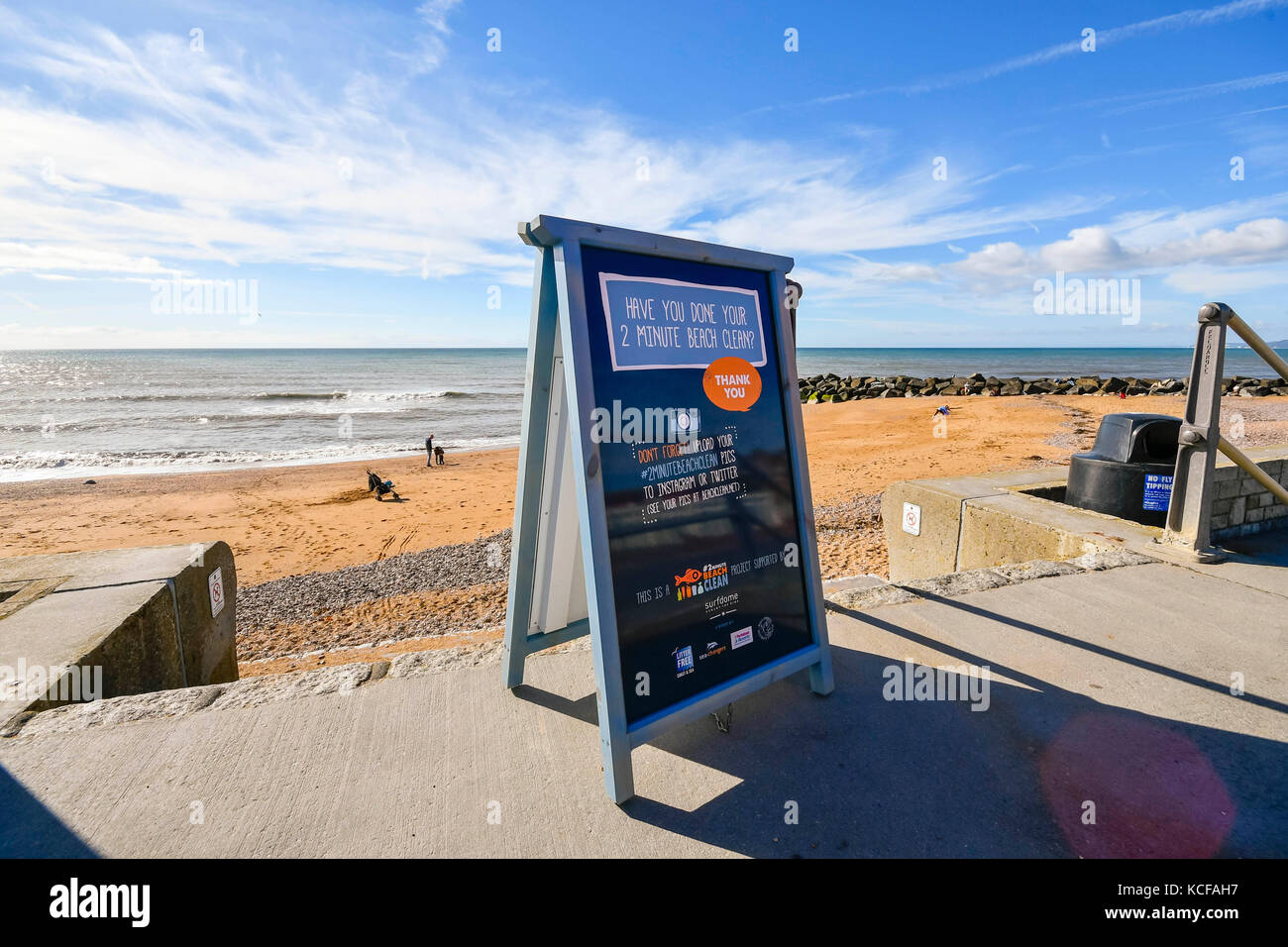 West Bay, Dorset, Reino Unido. 5 Oct, 2017. El clima del Reino Unido. A 2 minutos de la playa signo de limpieza a la gente a recoger la basura en su visita en todos los pasos de la playa oeste en un día de otoño cálido sol y el cielo azul de la Bahía Oeste de Dorset. Crédito de la foto: Graham Hunt/Alamy Live News Foto de stock