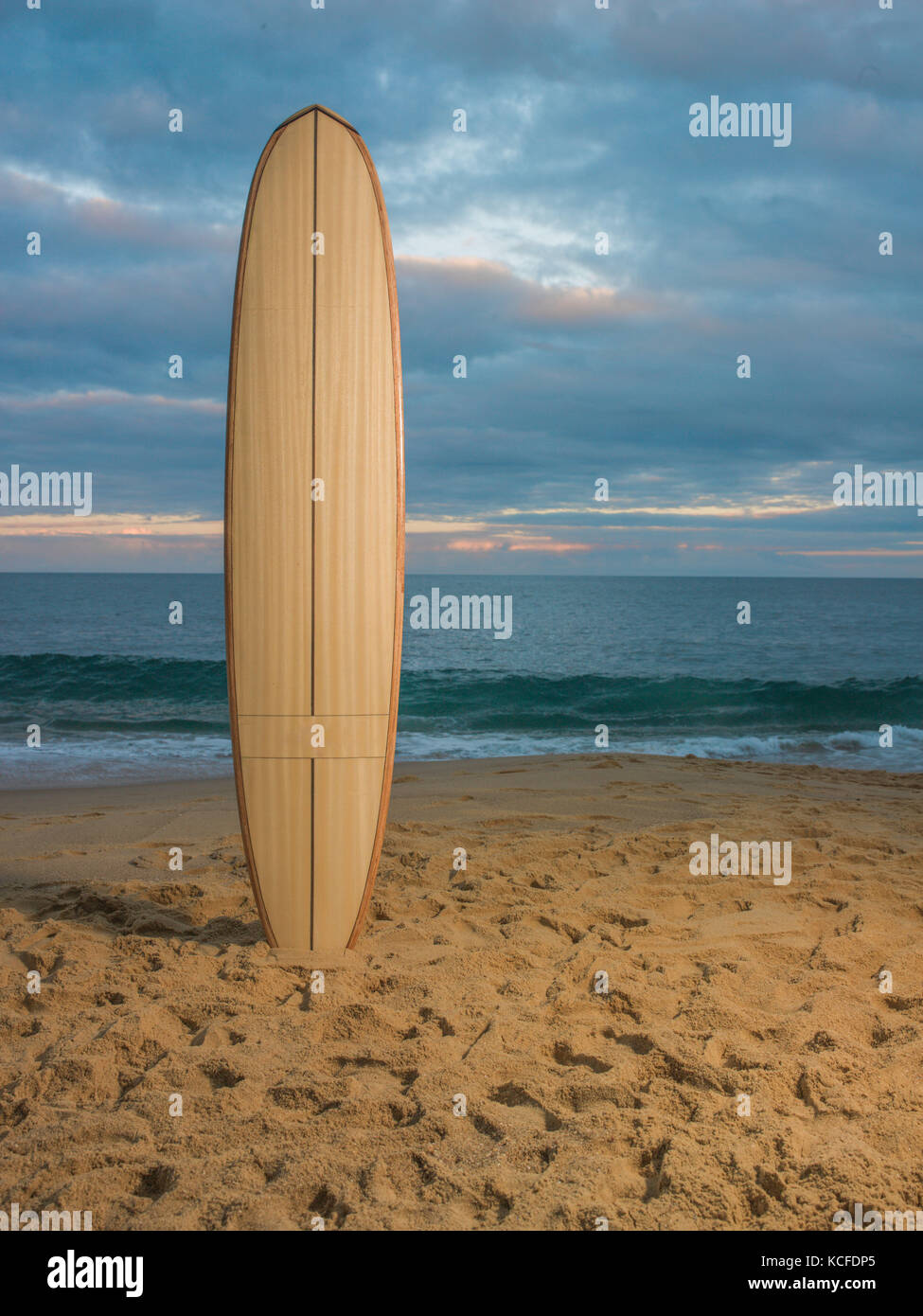 Una tabla de surf bonita y diferente de pie en la arena de la playa on  Craiyon