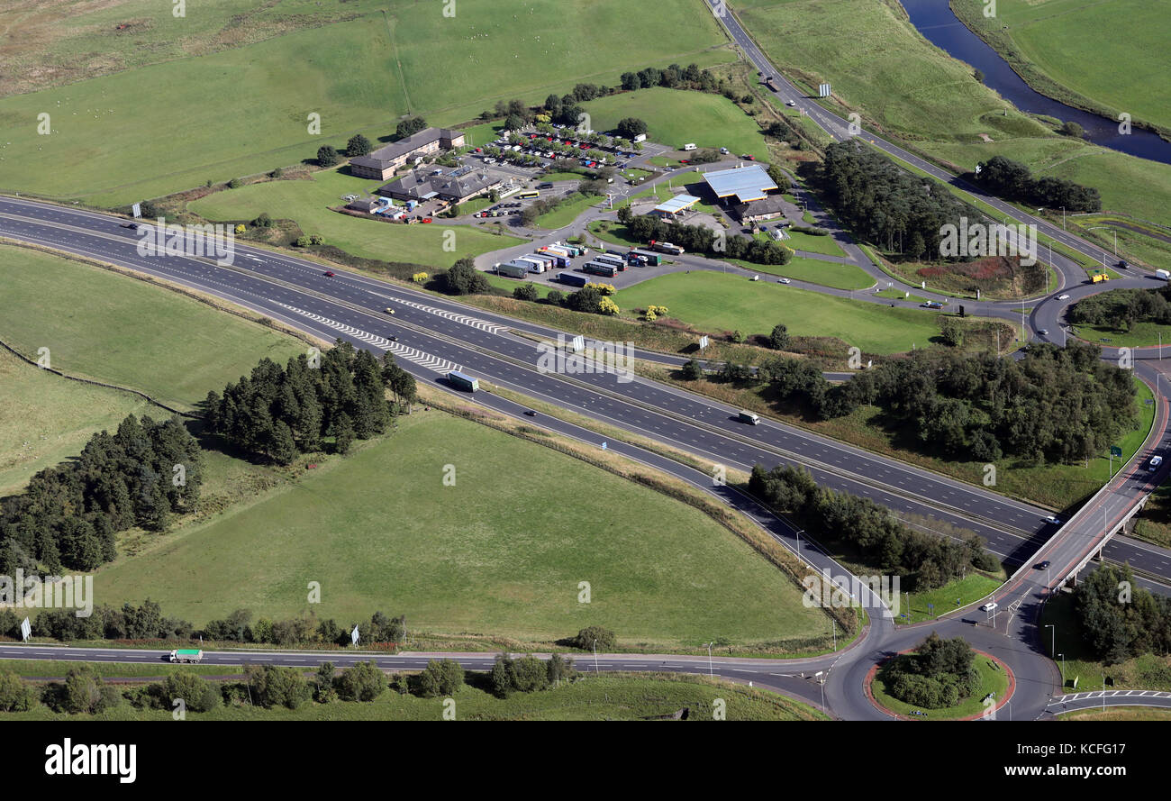 Vista aérea de la autopista Welcome Break servicios en Abington cerca de Biggar, Scotland, Reino Unido Foto de stock