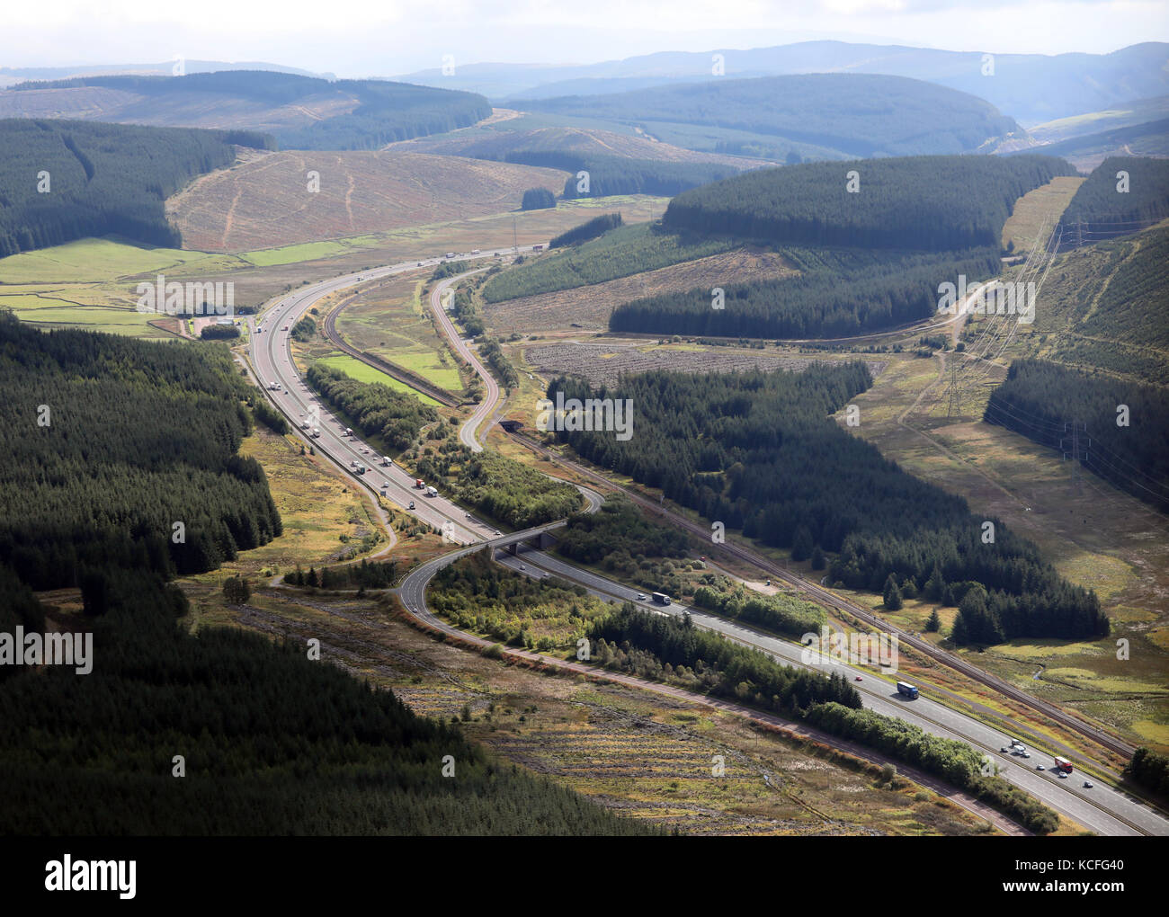 Vista aérea de la M74 o la A74(M) en el sudoeste de Escocia, Reino Unido Foto de stock