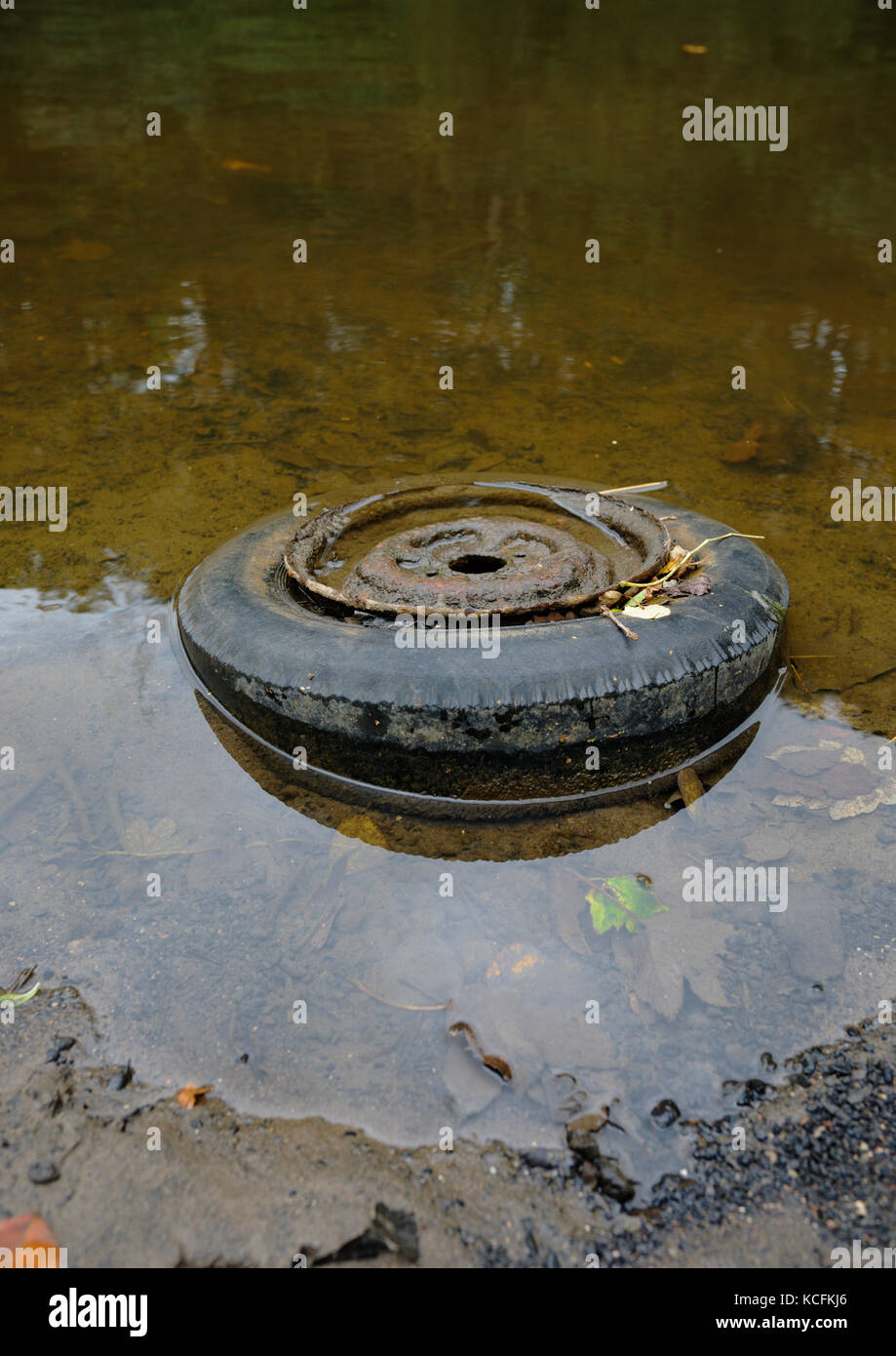 Wheel thrown away fotografías e imágenes de alta resolución - Alamy