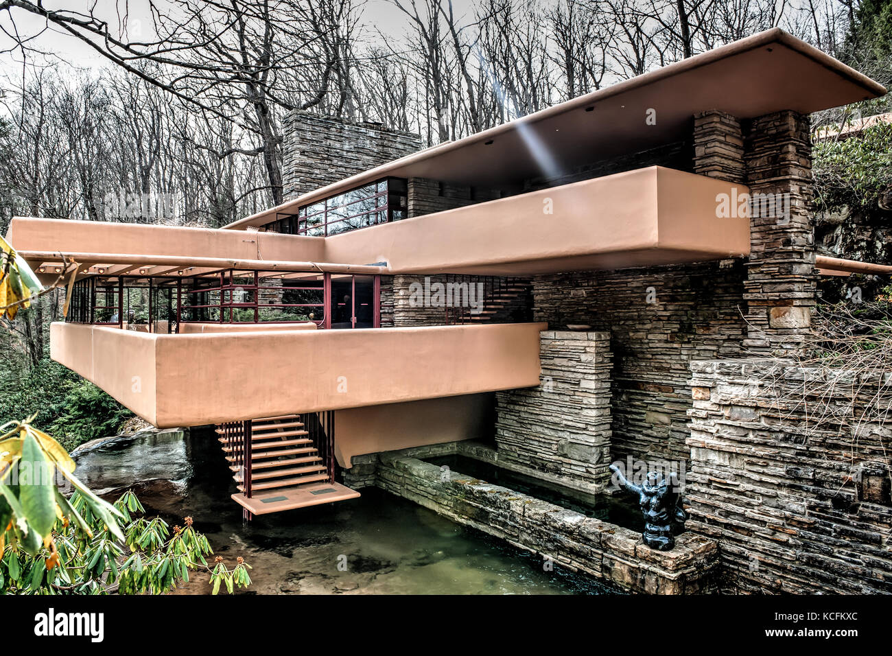 Casa fallingwater del arquitecto Frank Lloyd Wright para el molino,  Pennsylvania, EE.UU. Inicio diseñado en 1935 para la familia Kaufmann  Fotografía de stock - Alamy