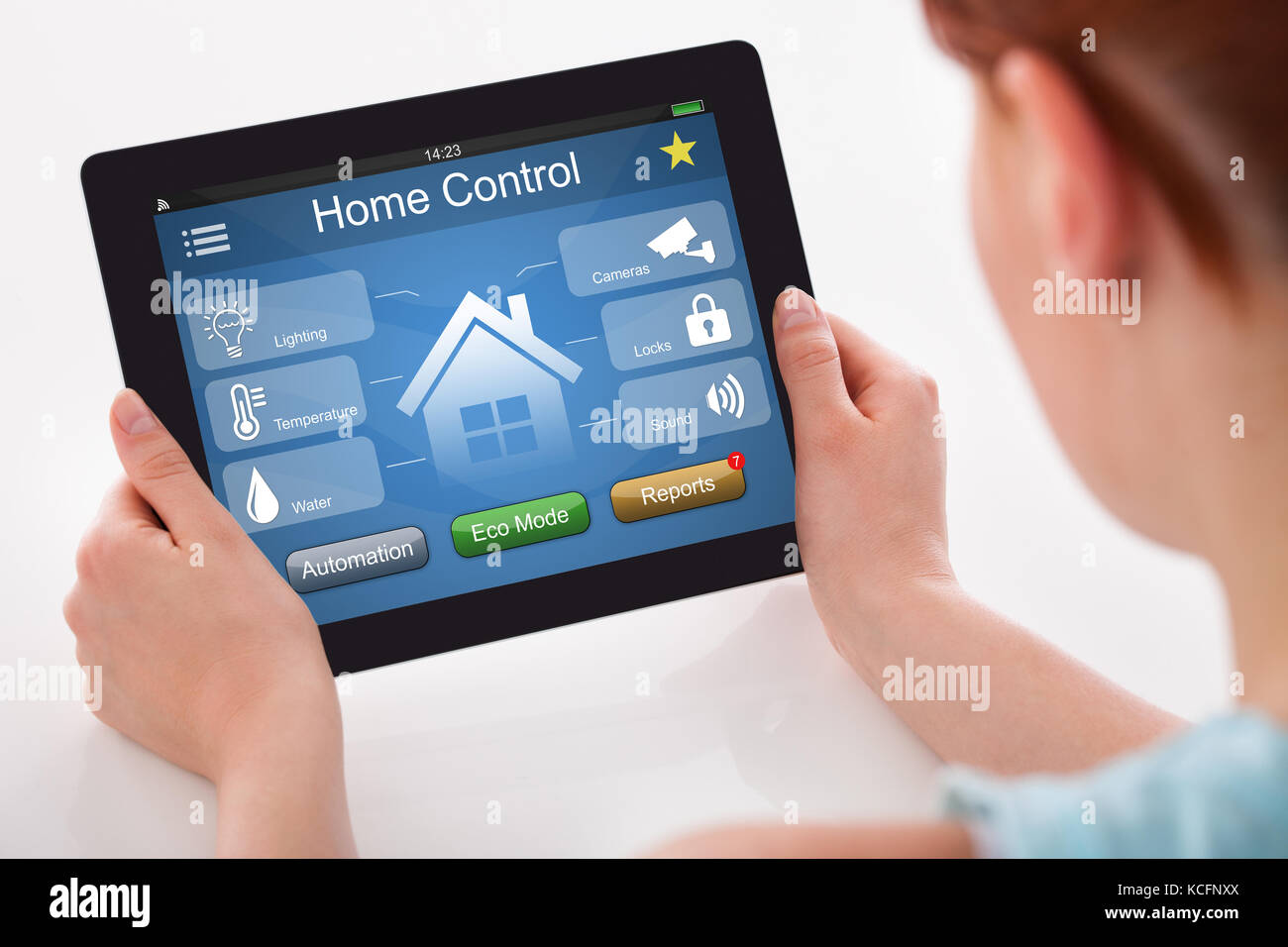 Close-up de una mujer sosteniendo tableta digital con sistema de control a distancia del hogar Foto de stock