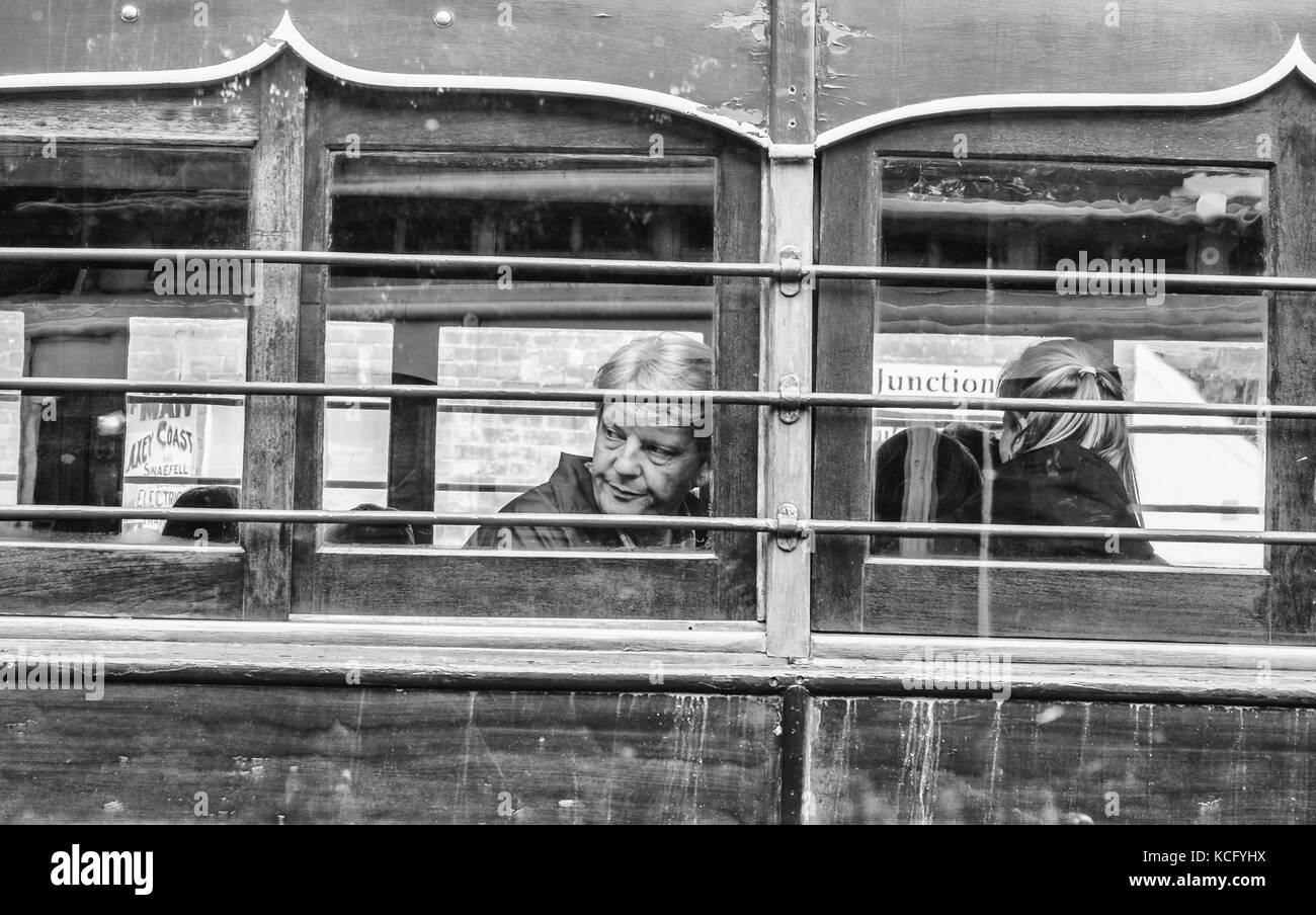 Los pasajeros de ferrocarril de Montaña Snaefell coche, estación de tranvía Laxey, Isla de Man. Foto de stock
