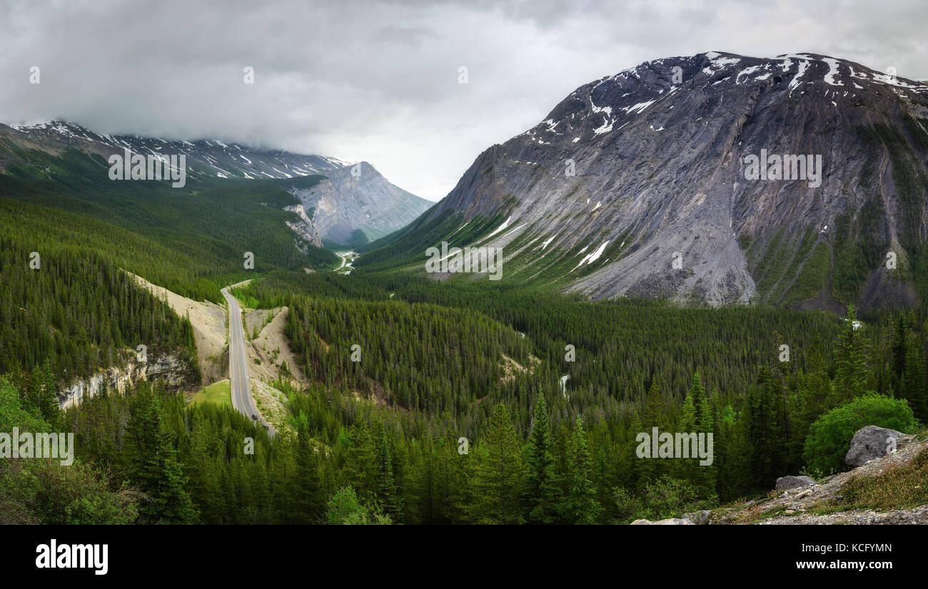 Vista escénica de Icefields Parkway y cirrus montaña en el parque nacional Banff Foto de stock