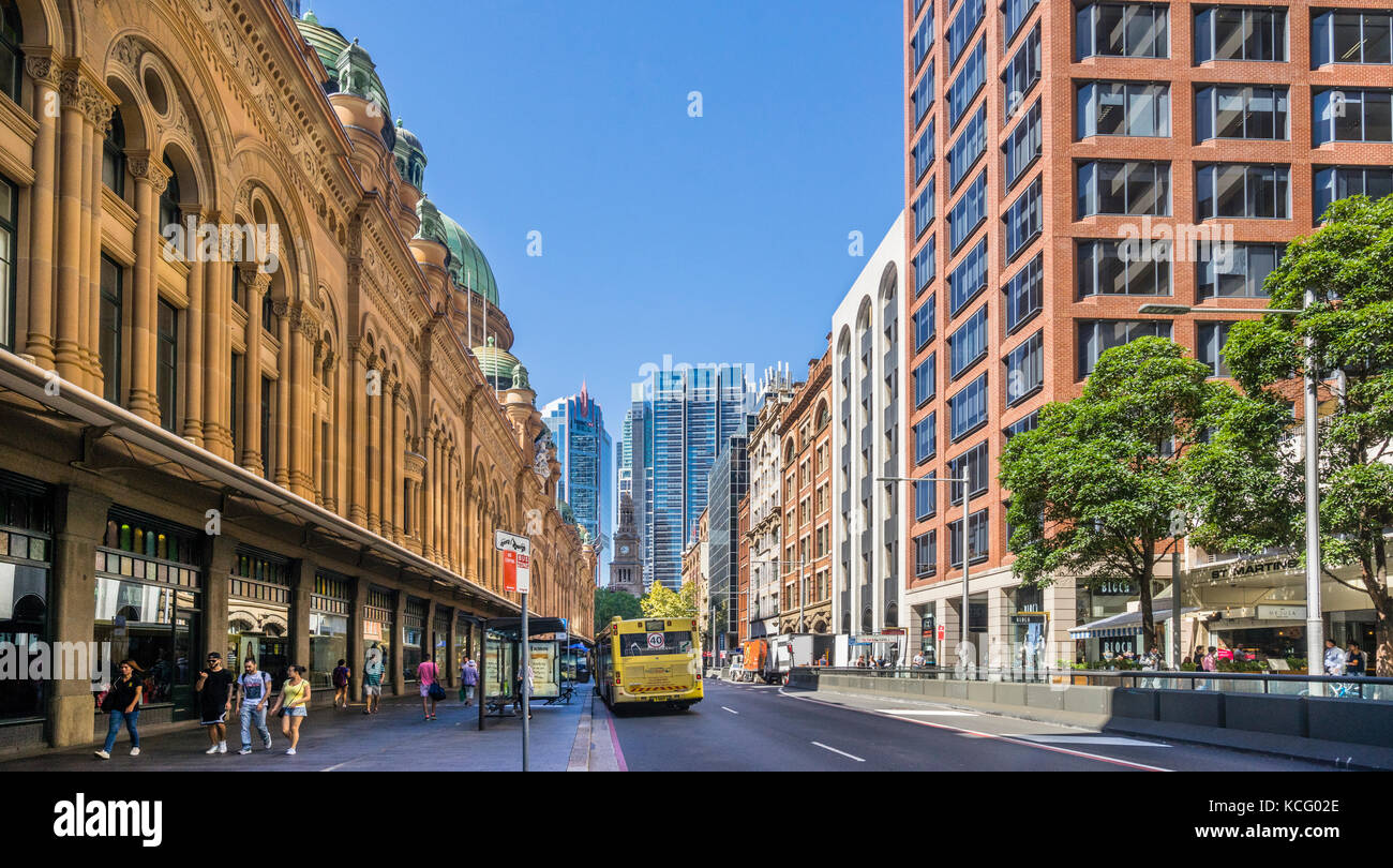 Australia, New South Wales, Sydney, vista de la calle York con el edificio Queen Victoria de la izquierda Foto de stock
