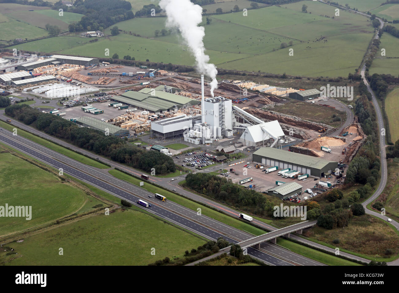 Vista aérea de aserraderos forestales & Stevens Croft Power Station, cerca de Lockerbie, Escocia Foto de stock