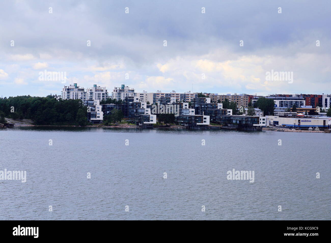 Modernos apartamentos en el puerto de Helsinki, Finlandia Foto de stock